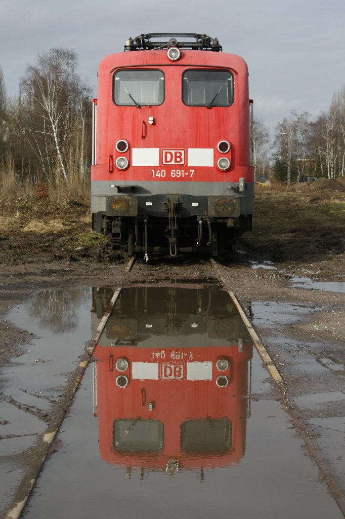 Die 140 691-7 in Opladen beim Verschrotter Bender am 13.02.2011.