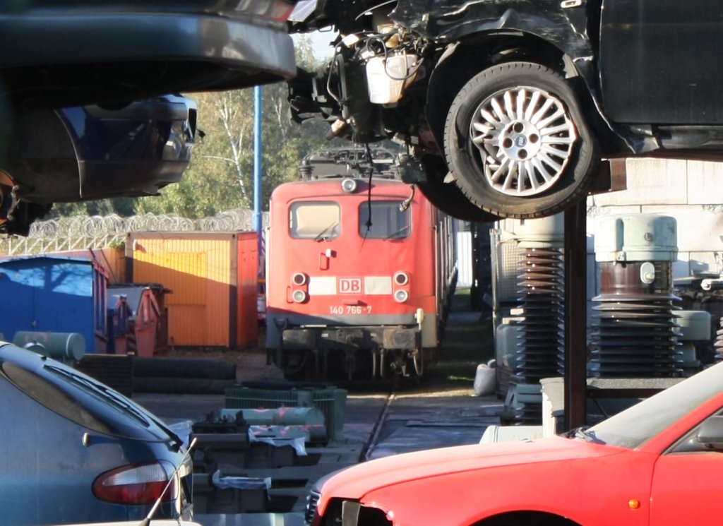 Die 140 766-7 steht kurz vor ihrer verschrottung in Opladen beim Bender.