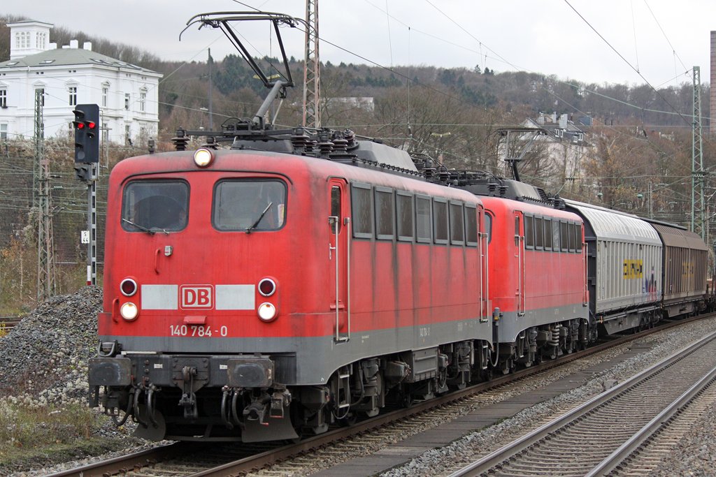 Die 140 784-0 und 140 779-0 mit einen gemischten Gterzug in Wuppertal-Steinbeck , am 26,11,09