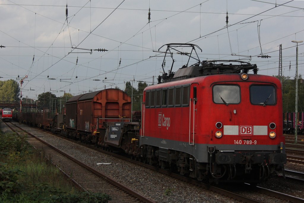 Die 140 789 zieht am 22.9.11 einen Gterzug durch Dsseldorf-Rath.