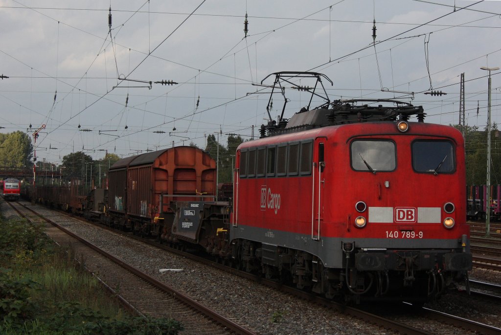 Die 140 789 zieht am 22.9.11 einen G�terzug durch D�sseldorf-Rath.