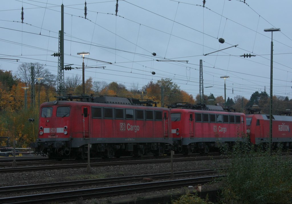 Die 140 790-7 und die 140 801-2 stehen am 02.11.2010 in Aachen West.