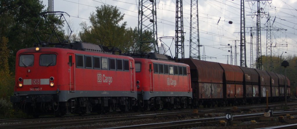 Die 140 790-7 fuhr mit einer weiteren 140er vor einem Kohlezug durch Kln Gremberg am 13.10.2009.