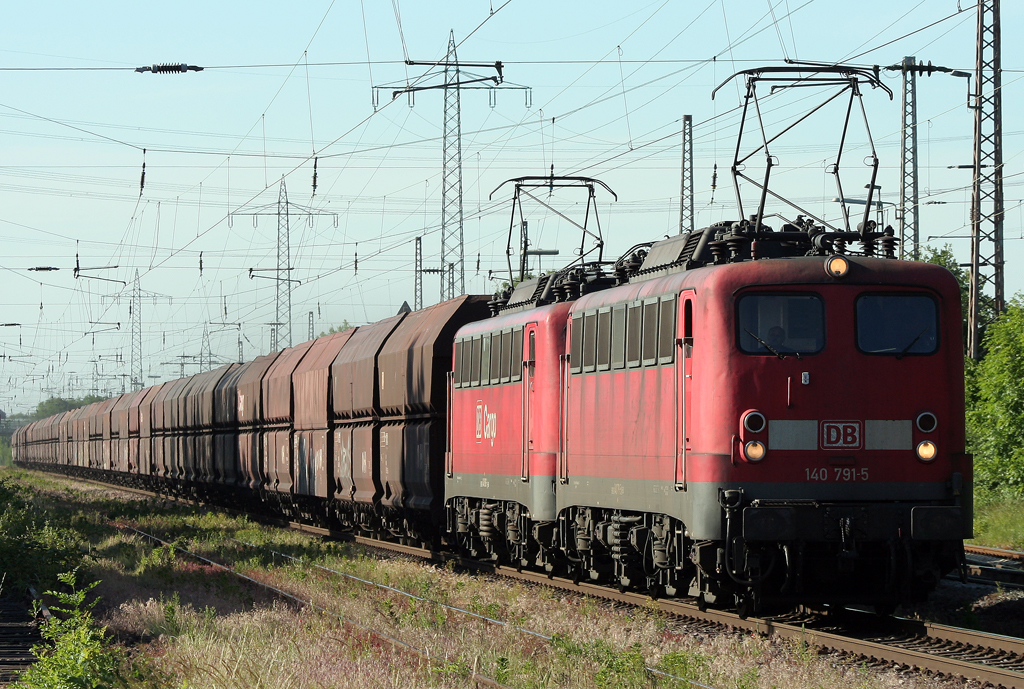 Die 140 791-5 & 140 806-1 ziehen in Doppeltraktion einen Kohlezug durch Ratingen Lintorf am 25.05.2011