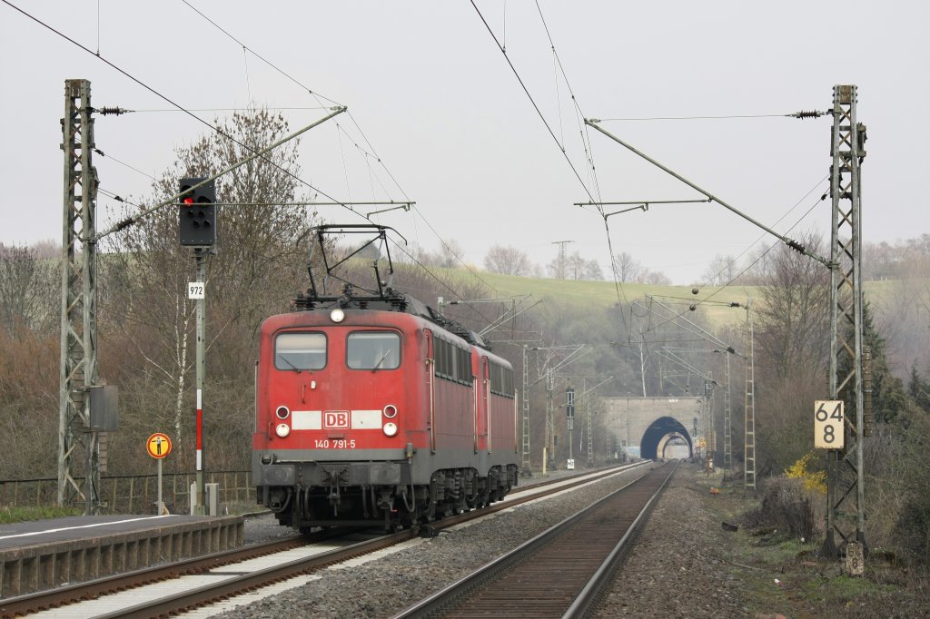 Die 140 791-5 und die 140 850-9 fuhren am 25.03.2011 durch Eilendorf.