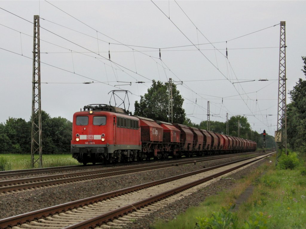 Die 140 791 am 10.08.2010 mit einem Tanos Ganz Zug unterwegs bei Drverden.  