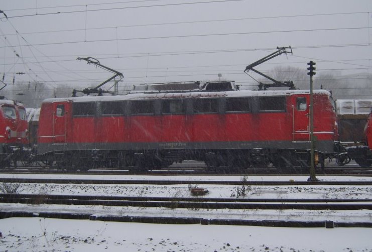 Die 140 797-2 musste am 21.12.2009 in Aachen West bei starkem Schneefall verweilen.