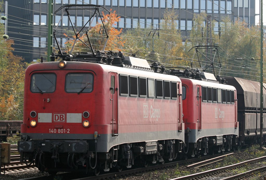 Die 140 801-2 und 140 806 bilden als starke Gemeinschaft die Loks eines Kohlezugs, aufgenommen am 31.10.2009 in Dsseldorf Rath