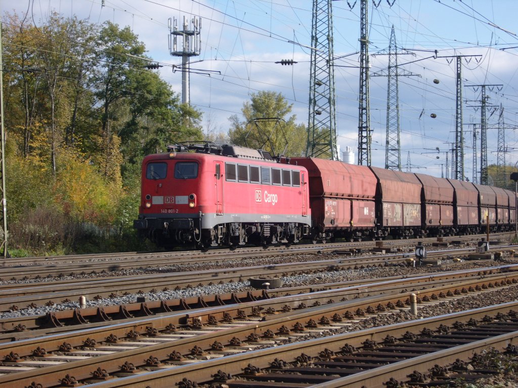 Die 140 801-2 fuhr am 14.10.2009 mit einem Kohlezug durch Kln Gremberg.
