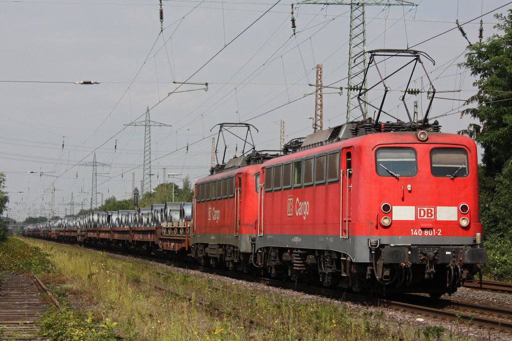Die 140 801+140 806 ziehen am 31.8.11 den Andernacher Stahlzug durch Ratingen-Lintorf.