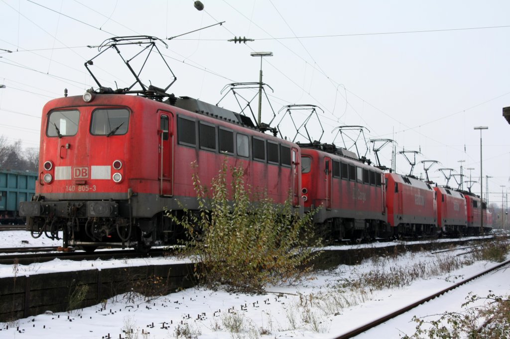 Die 140 805-3 stand am 03.12.2010 mit 140 789-9 ; 152 074-1 ; 152 076-6 und der 151 073-4 in Aachen West.