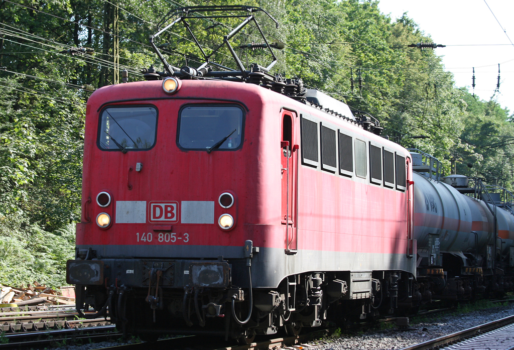 Die 140 805-3 zieht einen Kesselzug durch Duisburg Neudorf am 08.07.2010