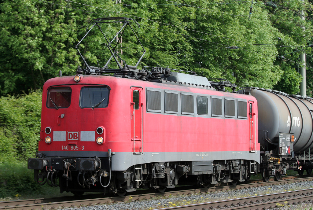 Die 140 805-3 zieht einen langen Kesselwagenzug durch Ratingen Lintorf am 05.05.2011