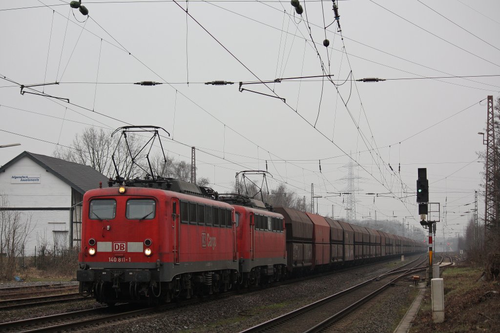 Die 140 811 und eine weitere 140er zogen am 12.3.12 einen Kohlezug durch Ratingen-Lintorf.