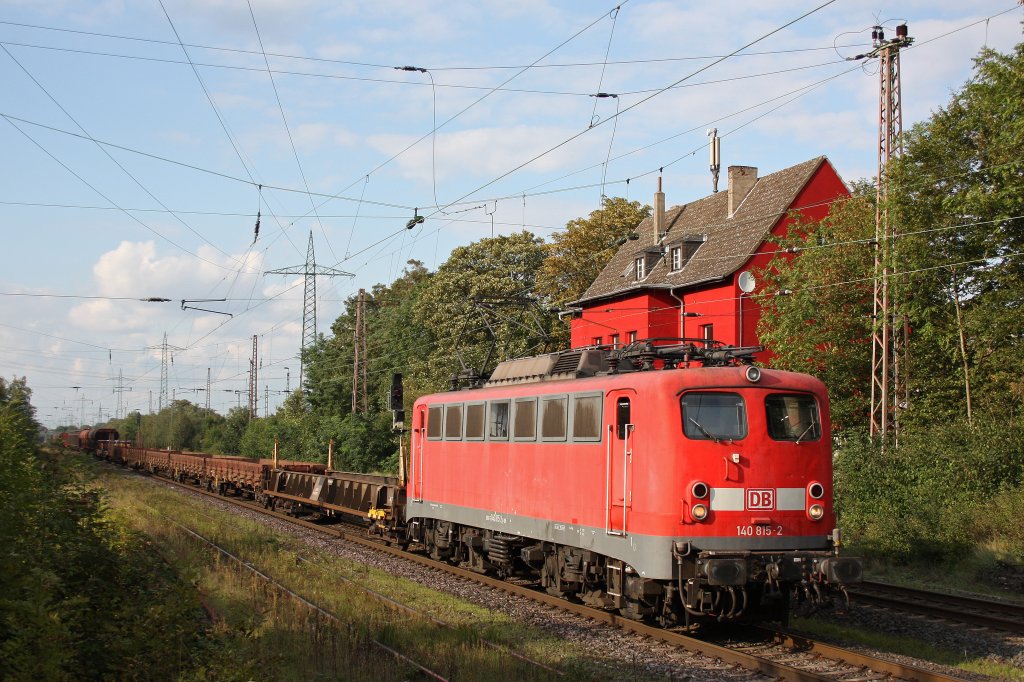 Die 140 815 zieht am 19.9.11 einen gemischten G�terzug durch Ratingen-Lintorf.