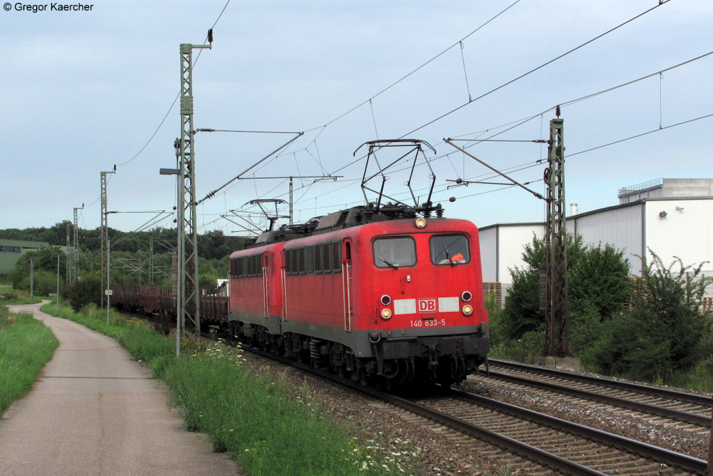 Die 140 833-5 zieht zusammen mit der 140 856-6 einen Ganzzug aus Rungenwagen Richtung Westen. Aufgenommen am 15.07.2011 bei Illingen (Wrttemberg).