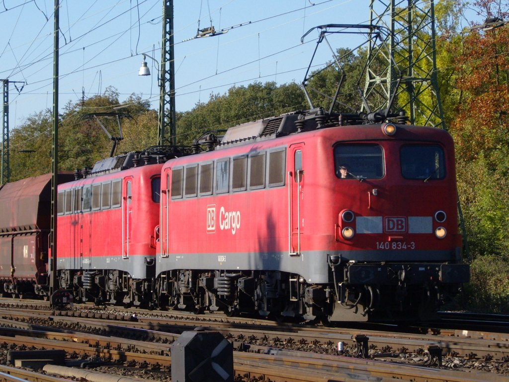 Die 140 834-3 fuhr am 15.10.2009 mit einer Schwesterlok durch Kln Gremberg.