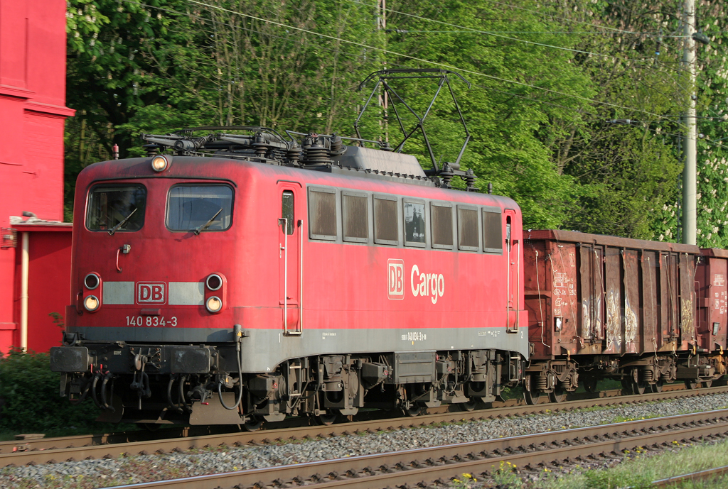 Die 140 834-3 zieht einen Gz durch Ratingen Lintorf am 20.04.2011
