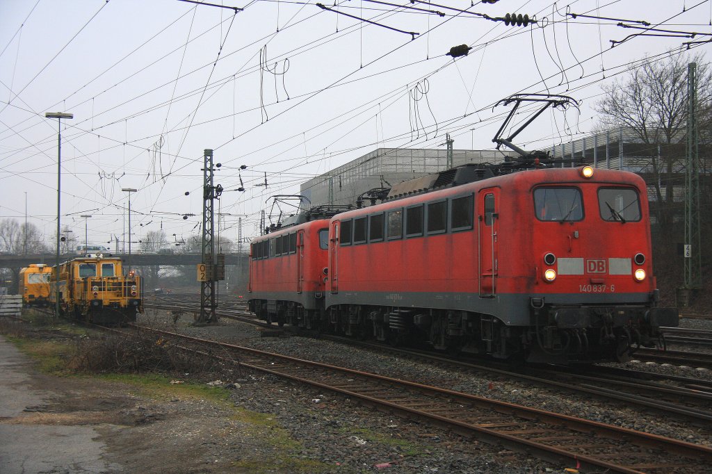 Die 140 837-6 und die 140 805-3 von der DB rangiern in Aachen-West bei Wolken am 1.3.2012.