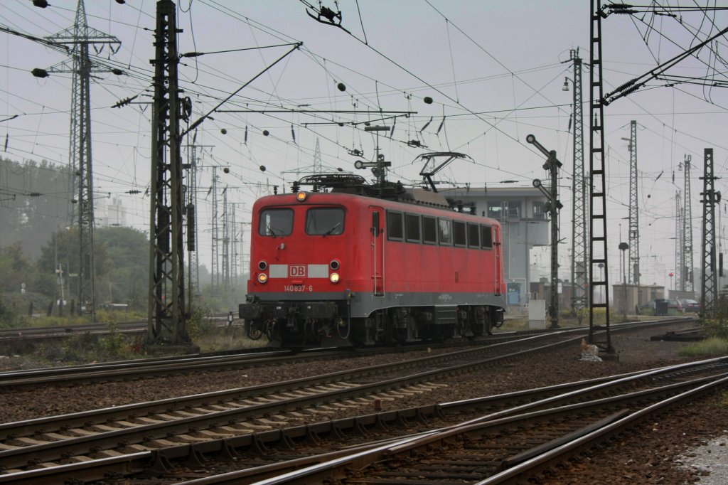 Die 140 837-6 fuhr am 14.10.2010 durch starken Nebel aus dem Gterbahnhof Kln Gremberg aus.