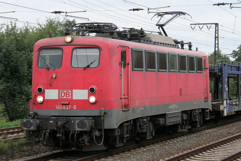 Die 140 837-6 zieht einen leeren Az durch Duisburg Neudorf am 23.09.2011