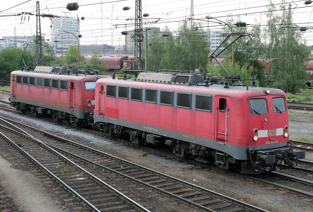 Die 140 843-4 & 140 799-8 rangieren in DT durch Oberhausen West an 11.07.2011