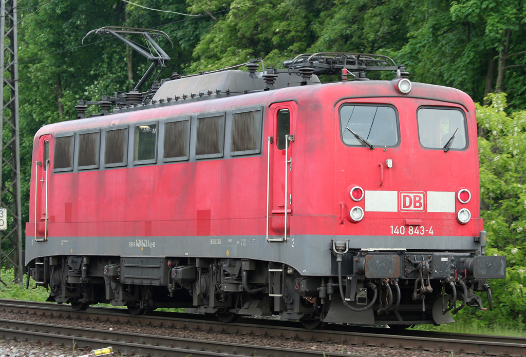 Die 140 843-4 fhrt Lz durch Duisburg Neudorf am 28.05.2010