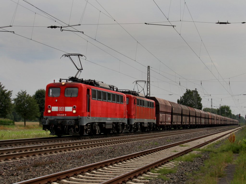 Die 140 850 und die 140 861 am 10.08.2010 mit einem Ganzzug unterwegs bei Drverden.