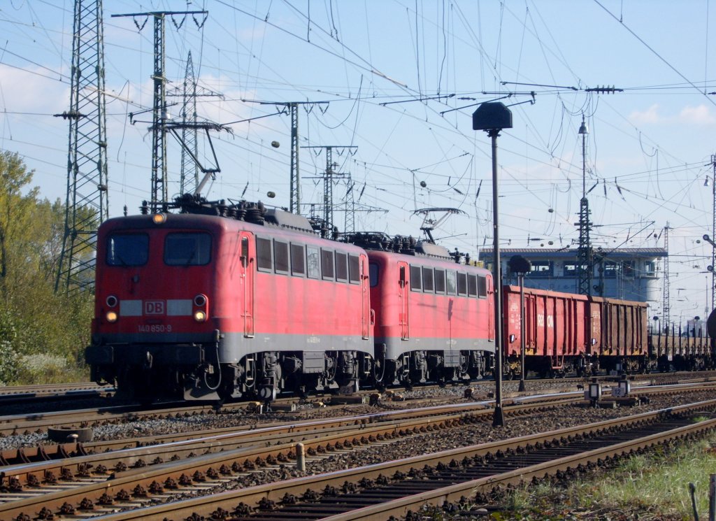 Die 140 850-9 fuhr am 15.10.2009 mit einer Schwestermaschine aus Kln Gremberg aus.