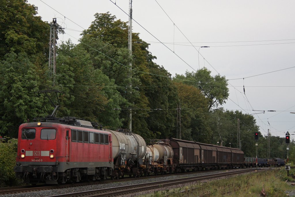 Die 140 850 zieht am 16.9.11 einen gemischten Gterzug durch Ratingen-Lintorf.