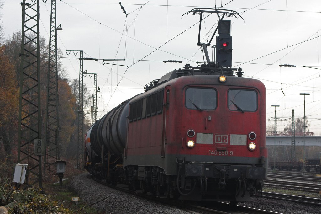 Die 140 850 zieht am 26.11.11 einen gemischten Gterzug durch Duisburg-Entenfang.