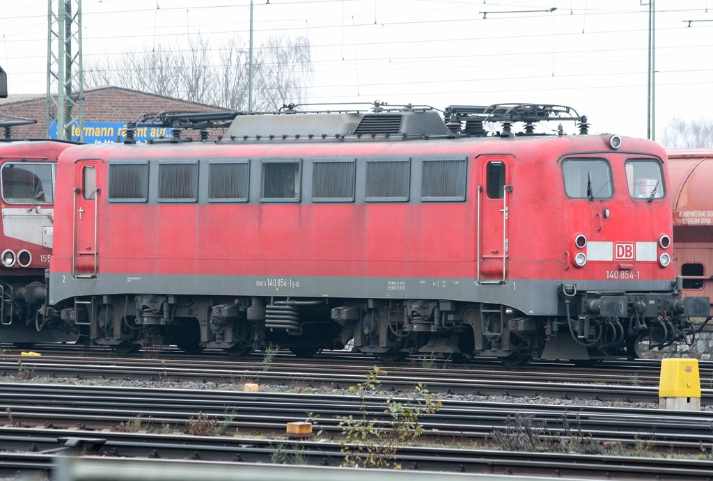 Die 140 854-1 steht gemeinsam mit 155 093-8 in Aachen West bers Wochenende abgestellt, aufgenommen am 12.12.2009