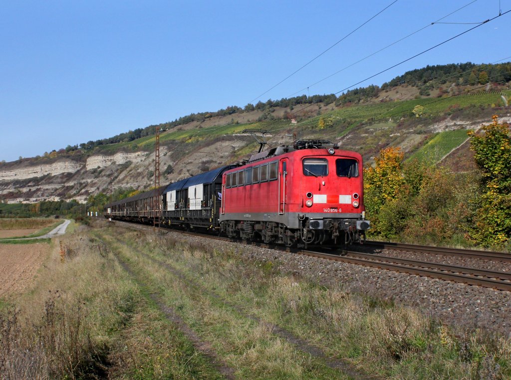 Die 140 856 mit dem Henkel Zug am 11.10.2012 unterwegs bei Thngersheim.