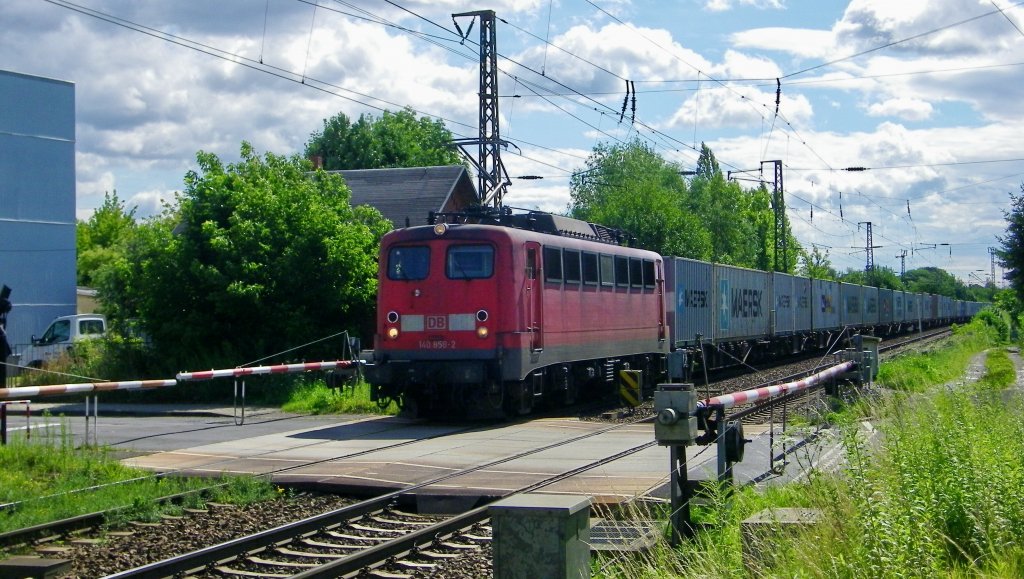 die 140 859-2 mit einem Containerzug am Bahnbergang Cossebaude (Sachsen) in Richtung Coswig, 14.7.12 