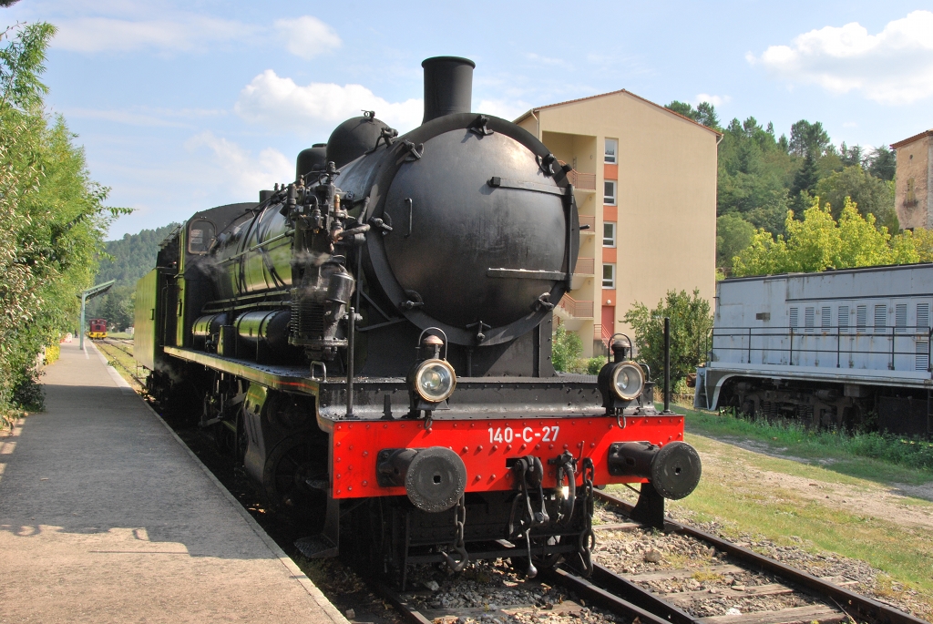 Die 140-C-27 hat ihre tgliche Arbeit geleistet. Eine kleine Diesellokomotive kommt bereits angefahren, um die Dampflokomotive ab zu schleppen. Saint-Jean du Gard, 24. August 2011.
