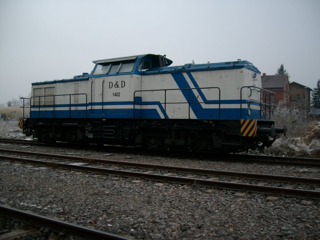 Die 1402 des Unternehmens D&D stand am 28.11.2010 in Bad Langensalza Hbf.Das Bild wurde heran gezoomt.