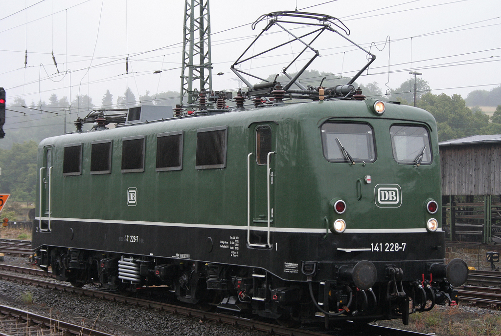 Die 141 228-7 macht Fhrerstandsmitfahrten zum Viaduktfest in Altenbeken am 03.07.2011