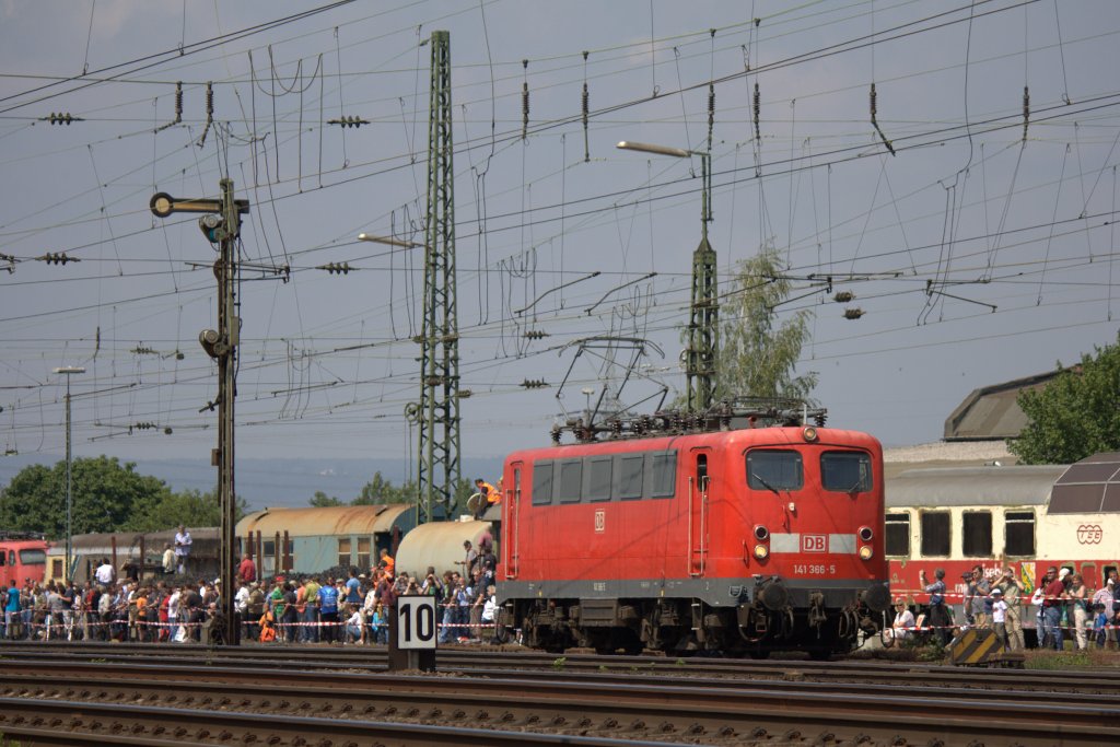 Die 141 366-5 am 21.05.2011 in Koblenz Ltzel.