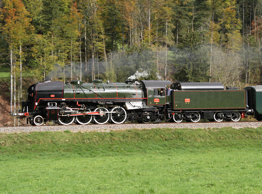 Die 141R 1244 SNCF vom Verein Mikado auf dem Weg zur Einfahrt des Bahnhof Bauma am 14 Okt. 2012 vor Herbstlichen Bumen. Bild Christian Brechbhl www.flugschiene.ch