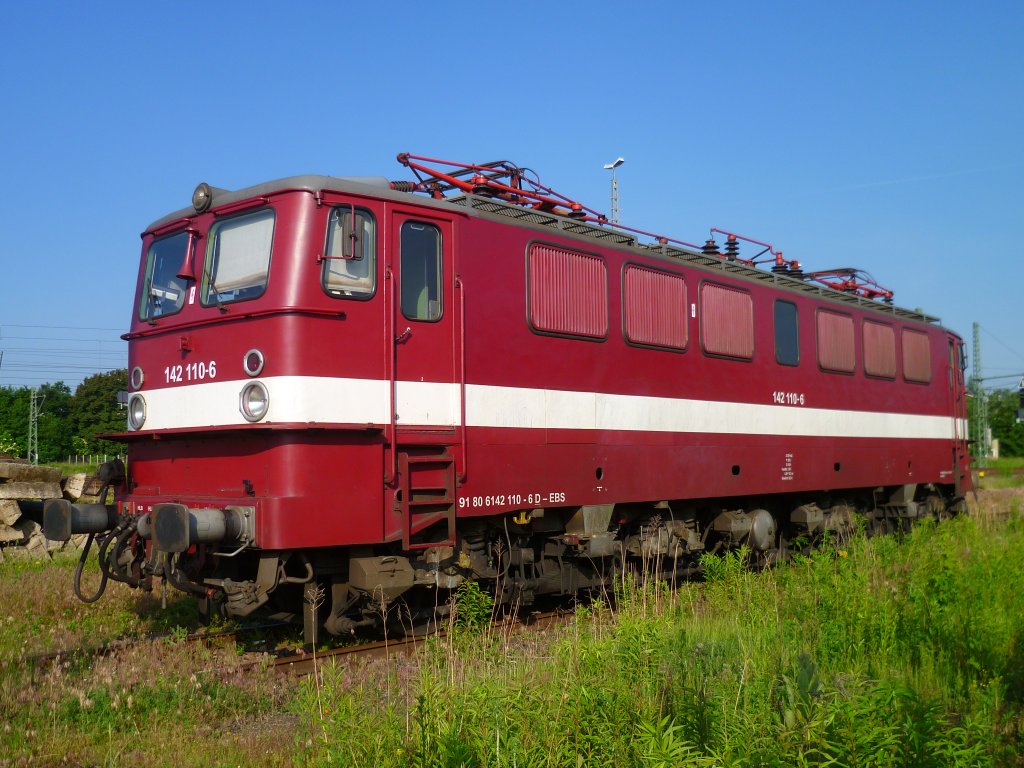 Die 142 110 der EBS stand am 17.06.13 in Plauen/V. oberer Bahnhof.