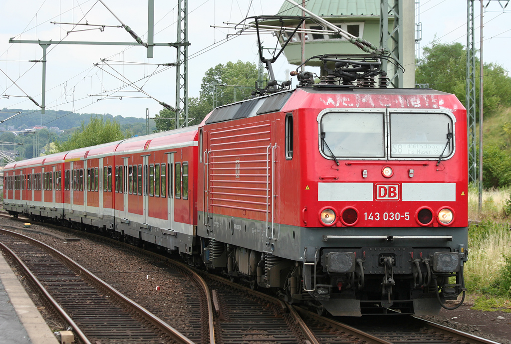 Die 143 030-5 zieht die S8 von Dortmund nach Mnchengladbach durch Wuppertal Vowhinkel am 24.07.2010