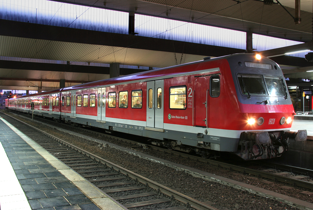 Die 143 036 schiebt die S6 von Kln Nippes weiter Richtung Essen aus Dsseldorf HBF am 19.10.2011