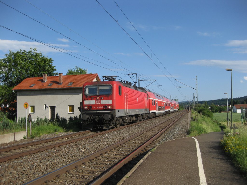 Die 143 043-8 fuhr am 11.6.10 als mit RB 16856 nach Saalfeld und 10 Minuten Versptung in den Bahnhof Gundelsdorf ein.