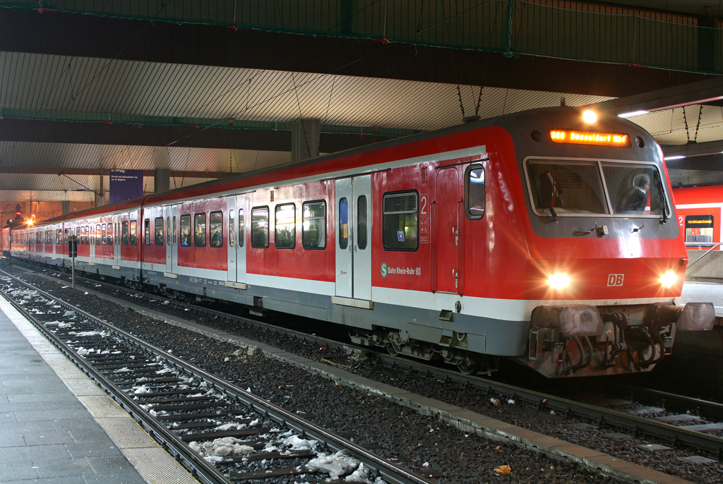 Die 143 045 steht mit der geendeten S68 in Dsseldorf HBF am 22.12.2010
