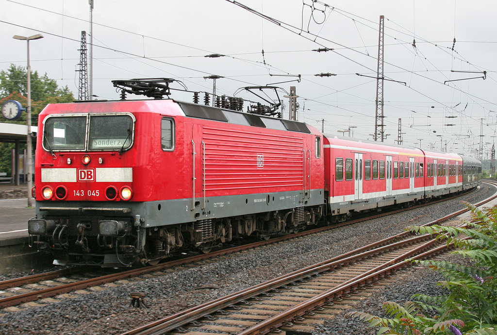 Die 143 045 zieht die RB35 von Dsseldorf nur nach Oberhausen aufgrund von Bauarbeiten, aufgenommen am 26.07.2011 in Duisburg HBF