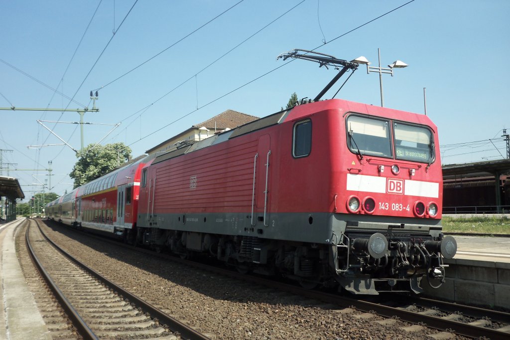 Die 143 083-4, am 24.06.10 fhrt hstwarscheinlich fr die verunglckte 111 090 den RE Verkehr zwischen Brauschschweig und Hannover. Die Lok heute in Lehrte mit RE 14008 gesehen.