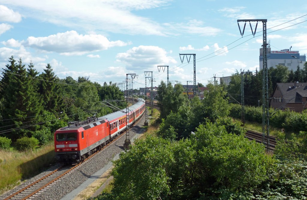 Die 143 083-4 fuhr am 22.07.2012 mit einem RE von Norddeich Mole gen Osten, hier in Leer.
