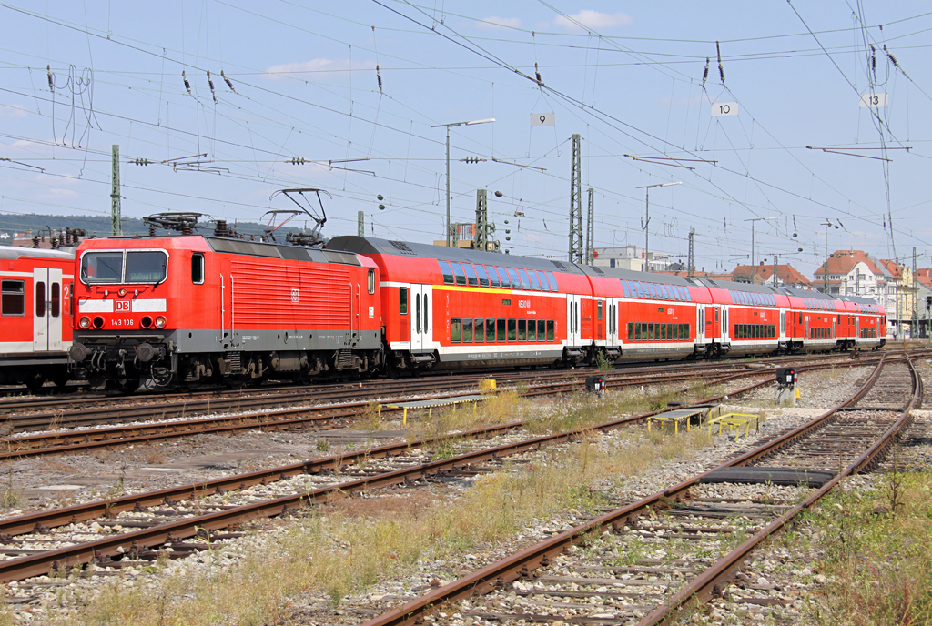 Die 143 106 zieht den RE von Tbingen nach Stuttgart aus Esslingen am 12.07.2013