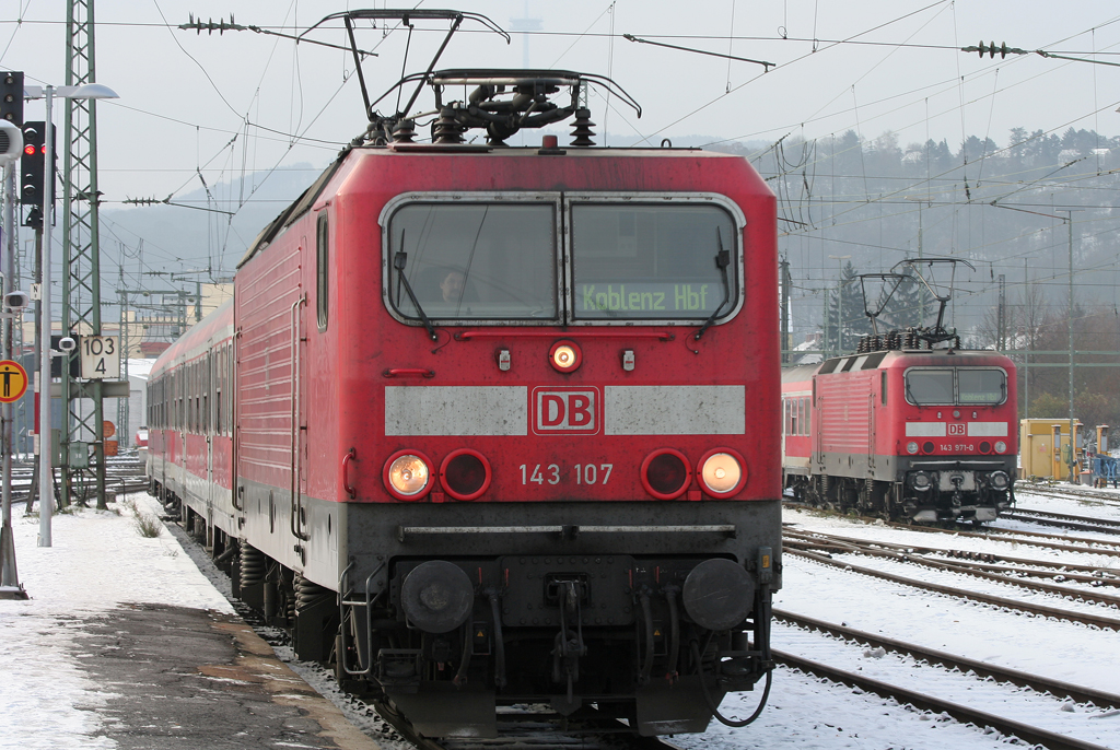 Die 143 107 fhrt mit der RB aus Wiesbaden neben 143 971-0 in die Trabbi Hochburg Koblenz HBF ein am 04.12.2010