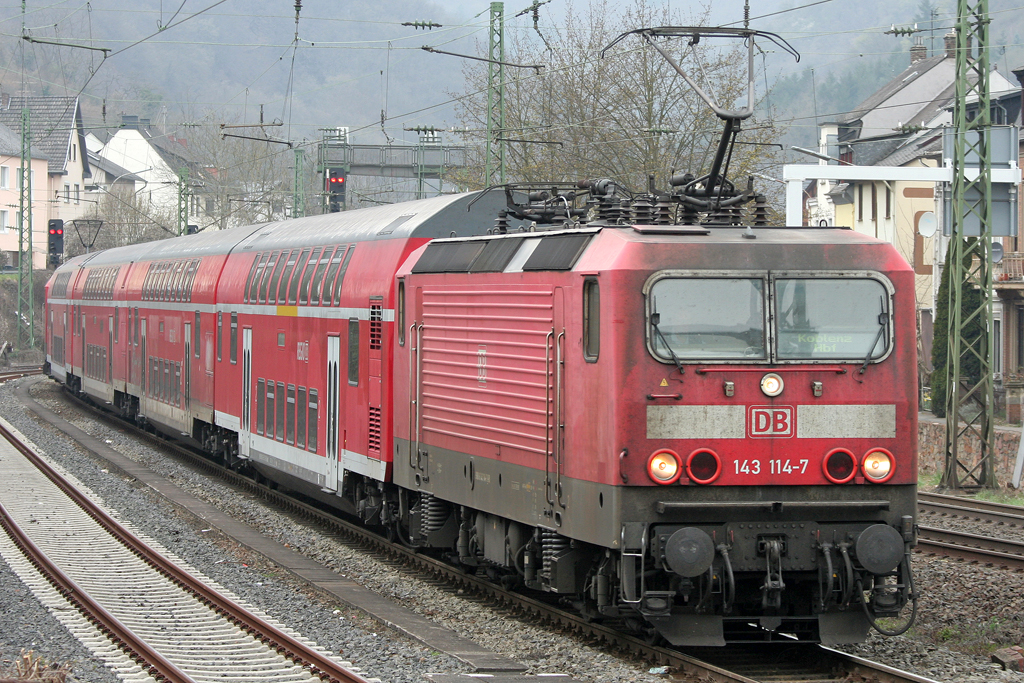 Die 143 114-7 zieht den RE2 von Koblenz nach Frankfurt im Sandwich in Boppard HBF ein am 30.03.2011